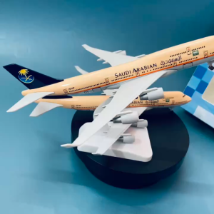 Mô hình máy bay Boeing 747 hãng hàng không Saudi Arabian tỉ lệ 1:400 cao cấp có đế trưng bày