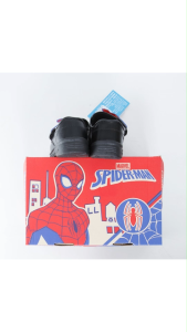 [ฟรีถุงเท้านักเรียน] รองเท้านักเรียนอนุบาลชายหนังดำKenta รุ่นSpider-Man (มีไฟกระพริบ) ลิขสิทธิ์แท้