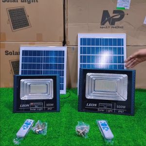 Đèn năng lượng mặt trời sân vườn đèn led năng lượng mặt trời pha đơn  LEON 300W500W SHOP NHẬT PHONG cảm biến áng sáng tự động sáng có điều khiểntấm pin dây dài gần 5m chống nước IP67 bảo hành 1 năm
