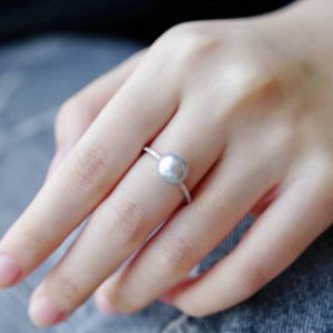 Montagne Jewelry Customization 18k White Gold 18 pieces Diamond Inset Fine Jewellery Natural 8.5-9mm Akoya Pearl Ring