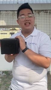 Loa karaoke YS-111 kèm 2 micro không dây chất lượng cao. Với thiết kế hoàn toàn mới lạ nhỏ gọn đẹp có đèn led mặt trước Kiểu dáng thiết kế hiện đại sang trọng