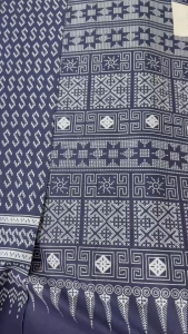 ผ้าเมตร ผ้าฝ้ายพิมพ์ลายขอพระราชทาน ผ้าฝ้ายพิมพ์ลาย ลายไทย หน้ากว้าง 45 นิ้ว สีกรม ขายเป็นเมตร