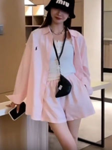 ชุดเสื้อเชิ้ตกันแดดสไตล์เกาหลีสำหรับผู้หญิง ฤดูร้อนปี 2025 ชุดกระโปรงสั้นเอวสูง ทรงหลวม แขนยาว คอโปโล กระดุม