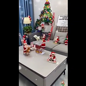 ซานตาคลอสแขวนอยู่บนต้นไม้ เชือกปีน ชายชรา ของขวัญคริสต์มาส ของตกแต่งคริสต์มาส ซานตาคลอสแขวนอยู่บนต้นไม้