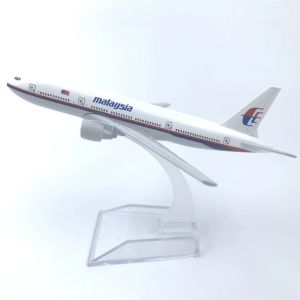 Static Toy Gift 16CM Diecast 1:400 Scale Malaysia Airline B777 Miniature Aircraft Simulation Alloy Finishedair Plane Toy For Kid