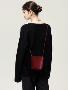 กระเป๋าสะพายข้างผู้หญิงสีแดงแฟชั่นฤดูใบไม้ร่วง 2024 กระเป๋าถือแบบสะพายข้างทรงถังแบบลำลอง กระเป๋าสะพายไหล่แบบลำลอง