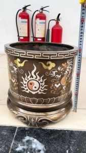 Bát hương bằng đồng đỏ khảm tam khí đường kính 30cm cao 30cm nặng khoảng 14kg thờ cúng
