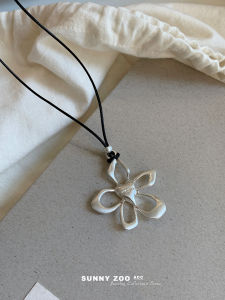 Sunny Zoo Korean Style Ins Floral Black Rope Necklace Sweet Versatile Sweater Chain Leather Material Single Layer Online Exclusive