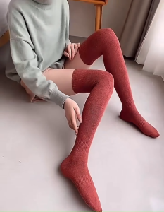 Tất Ống Qua Đầu Gối  Thời Trang Cá Tính Đa Dạng Màu Sắc Phối Hợp Dễ Dàng Với Mọi Trang Phục.