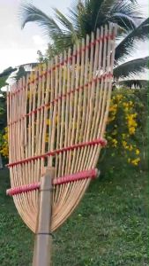 ไม้กวาดไม้ไผ่ด้ามเจาะ | เล็กถ้วยเล็กลับ รมควัน กันเชื้อรามูลเชื้อ พร้อมส่ง กวาดใบไม้ต่างๆ มีมูลวัว มูลหมู