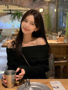 Black One-Shoulder Knitted Sweater Womens Lazy Style Long Sleeve Overhead Shoulder Exposure Warmth Emitting Fashionable Top