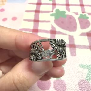 Huitan Fresh Style Women Ring Flower Leaf Design Party Accessories Hollow Silver Color Daily Fashion Elegant Lady Metal Jewelry