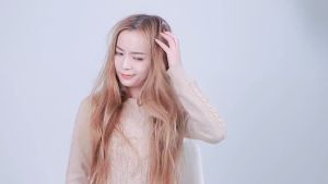 LUODAIS hair serum Fragrance Hair Oil Spray 220ml Semprotan Penebal Rambut Incense Hair Strengthening Oil Semprotan Penguat Rambut Fragrance Hair Care Essential Oil Spray Repair Frizzy Hair Roots