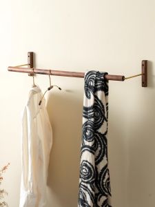 ตู้เสื้อผ้าแบบติดผนังทำจากไม้เนื้อแข็งพร้อมตะขอแบบพับได้สำหรับใช้ในบ้านและแสดง