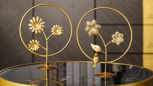 Pajangan Hiasan Meja Daun Bunga Metal Leaf Ornament Plant Flower Theme\\n\\n Apa Itu Pajangan Hiasan Meja Daun Bunga Metal Leaf Ornament Plant Flower Theme\\n\\nPajangan hiasan meja daun bunga metal leaf ornament plant flower theme adalah aksesoris dekoratif yang dirancang untuk menambah estetika dan keindahan ruangan. Biasanya, pajangan ini terbuat dari logam dan berbentuk daun atau bunga, yang memberikan kesan alami dan elegan. Dengan pajangan hiasan meja ini, Anda dapat menciptakan suasana yang menenangkan dan menarik di rumah atau kantor Anda.\\n\\n Keindahan dan Fungsionalitas Pajangan Hiasan Meja\\n\\nPajangan hiasan meja daun bunga metal leaf ornament plant flower theme tidak hanya menambah keindahan ruangan, tetapi juga berfungsi sebagai hiasan dekoratif yang dapat memperkuat kesan elegan dan modern. Pajangan ini dapat ditempatkan di berbagai bagian ruangan, seperti meja, rak, atau bahkan di atas lemari, untuk menambah nilai estetika dan keindahan.\\n\\n Material dan Desain Pajangan Hiasan Meja\\n\\nPajangan hiasan meja daun bunga metal leaf ornament plant flower theme terbuat dari logam berkualitas tinggi, yang memberikan kekuatan dan ketahanan yang baik. Desainnya beragam, mulai dari bentuk daun yang realistis hingga bunga yang indah dan elegan. Anda dapat memilih desain yang sesuai dengan tema ruangan Anda, sehingga pajangan ini akan menambah nilai estetika dan keindahan.\\n\\n Cara Menggunakan Pajangan Hiasan Meja Daun Bunga Metal Leaf Ornament Plant Flower Theme\\n\\n Langkah-langkah Menyusun Pajangan Hiasan Meja\\n\\nUntuk menggunakan pajangan hiasan meja daun bunga metal leaf ornament plant flower theme, ikuti langkah-langkah berikut:\\n\\n1. Pilih tempat yang tepat untuk menempatkan pajangan ini, seperti meja, rak, atau lemari.\\n2. Pastikan bahwa tempat yang dipilih memiliki ruang yang cukup untuk menempatkan pajangan ini.\\n3. Pasang pajangan hiasan meja dengan hati-hati, sesuaikan posisi dan orientasi sesuai dengan keinginan Anda.\\n4. Cek kembali apakah pajangan sudah pas dan aman di tempatnya.\\n\\n Tips dan Trik Mengatur Pajangan Hiasan Meja\\n\\nBerikut beberapa tips dan trik untuk mengatur pajangan hiasan meja daun bunga metal leaf ornament plant flower theme:\\n\\n- Sesuaikan ukuran dan jumlah pajangan dengan ukuran ruangan.\\n- Pertimbangkan warna dan desain pajangan dengan tema ruangan.\\n- Jangan letakkan terlalu banyak pajangan dalam satu area, hal ini dapat membuat ruangan terlihat penuh dan berantakan.\\n- Jangan lupa untuk membersihkan pajangan secara rutin untuk menjaga kebersihan dan keindahannya.\\n\\n Manfaat Pajangan Hiasan Meja Daun Bunga Metal Leaf Ornament Plant Flower Theme\\n\\n Estetika dan Keindahan yang Ditawarkan\\n\\nPajangan hiasan meja daun bunga metal leaf ornament plant flower theme menawarkan nilai estetika dan keindahan yang tinggi. Dengan desain yang indah dan elegan, pajangan ini dapat menambah keindahan ruangan dan memberikan kesan menenangkan.\\n\\n Nilai Fungsional Pajangan Hiasan Meja\\n\\nSelain nilai estetika, pajangan hiasan meja daun bunga metal leaf ornament plant flower theme juga memiliki nilai fungsional. Pajangan ini dapat digunakan sebagai hiasan dekoratif yang dapat memperkuat kesan elegan dan modern, serta dapat digunakan sebagai aksesori untuk menambah nilai estetika dan keindahan ruangan.\\n\\n Kesimpulan\\n\\n Rekapitulasi Manfaat dan Keunggulan Pajangan Hiasan Meja Daun Bunga Metal Leaf Ornament Plant Flower Theme\\n\\nPajangan hiasan meja daun bunga metal leaf ornament plant flower theme merupakan aksesoris dekoratif yang menawarkan nilai estetika dan keindahan yang tinggi. Selain itu, pajangan ini juga memiliki nilai fungsional yang dapat digunakan sebagai hiasan dekoratif yang dapat memperkuat kesan elegan dan modern. Dengan menggunakan pajangan ini, Anda dapat menciptakan suasana yang menenangkan dan menarik di rumah atau kantor Anda.\"