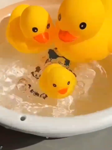 BIG YELLOW DUCK Cute Shape Silicone Yellow Duck Bathing Toy Ducklings Childrens Shower Toys