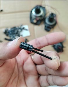 TỤ CẢN LOA TREB CHÍNH HÃNG XUẤT XỨ KOREA 50V 3.3UF VÀ 50V 4.7UF ANH EM XEM THỬ PHÙ HỢP VỚI LOẠI NÀO THÌ LẤY LOẠI ĐÓ NHE~ 100ka/ 100 viên