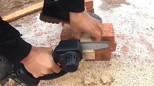 Gergaji Mini Pemotong Batang Kayu Kecil Gergaji Listrik Nirkabel 800W 88VF 4 Inch dengan Baterai Isi Ulang