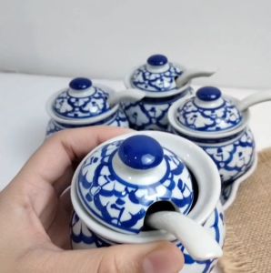 ชุดเครื่องปรุงเซรามิค ลายไทย 1 ชุด ได้รับ โหลใส่เครื่องปรุง พร้อมฝา4ชุด ช้อนเซรามิค4ใบ จานรอง 1 ใบ