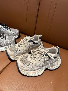 รองเท้าวิ่งลำลองสำหรับผู้หญิง พื้นตาข่ายระบายอากาศได้ดี ส้นหนา สวมใส่สบาย รองเท้าสปอร์ตแบบลำลอง ฤดูใบไม้ร่วง 2025 ใหม่