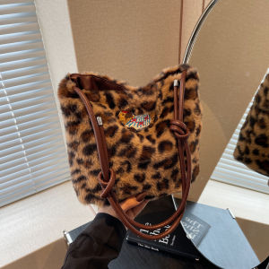 Winter Large Capacity Plush Tote Bag Womens Fashionable Fur Shoulder Bag Leopard Print Womens Bag Retro Style Commuter Bag