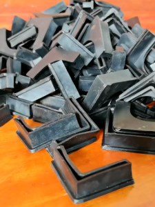 ยางรองขาเหล็กฉาก ยางรองขาเตาแก๊ส รองขาชั้นวาง รองขาเฟอร์นิเจอร์ต่าง ๆ ผลิตจากยางพารา หรือ PE เนื้อเหนียว ยืดหยุ่น สามารถรองรับน้ำหนักได้เป็นอย่างดี