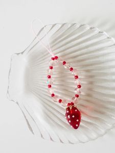 สร้อยโทรศัพท์มือถือ Swarovski Crystal ดอกเดซี่สีเขียวและม่วงในป่า ตัวติดกับโทรศัพท์มือถือขนาดเล็กและหรูหรา สไตล์เกาหลี วัสดุคุณภาพเยี่ยม