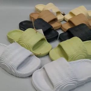 Dép quai ngang adilette nam nữ đúc nguyên khối - Nhà Cá Sấu Đà Nẵng