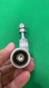 ล้อประคองไนล่อน ลูกปืน 2 ตลับ เกลียวเหล็ก รุ่นลูกปืน ประตูรั้ว บานเลื่อน เหล็ก กันล้ม