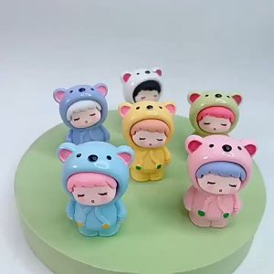 Đồ chơi Set 6 túi mù Blind bag Charm bé đứng ngủ mặc áo gấu mùa đông decor - Tiệm Nhà Sóc 2023