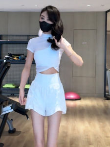 ชุดโยคะสปอร์ตสีขาวสไตล์เรียบง่าย ชุดกีฬาฤดูร้อนใหม่ แขนสั้น กางเกงขาสั้น ชุดสองชิ้น ผ้าตาข่าย ชุดโยคะสำหรับผู้หญิง