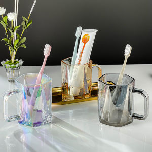 แก้วน้ำแปรงฟันแบบแก้วสำหรับคู่รักมีมูลค่าสูงแก้วแปรงฟันพร้อมที่จับสำหรับใช้ในบ้านหรูหราเบาๆชุดแก้วน้ำบ้วนปากแบบเรียบง่ายสำหรับห้องน้ำ