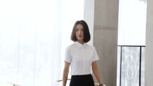 AB [ready stock] Blouse Lengan Pendek Putih Gaya French Chic - Koleksi Musim Panas Terbaru untuk Wanita - Gaya Profesional yang Santai untuk Kerja Perjalanan dan Temuduga.