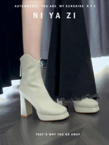 รองเท้าบูทส้นสูงหัวเหลี่ยมแบบกันน้ำสีขาว รองเท้าบูทฤดูใบไม้ร่วงและฤดูหนาวสำหรับผู้หญิง ทรงสั้น ดีไซน์เรียบง่าย พื้นยาง