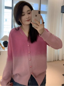 เสื้อถักคอวีลายพิมพ์เลื่อมสำหรับผู้หญิงไซส์ใหญ่ ฤดูใบไม้ร่วง 2024 เสื้อชั้นในทรงหลวม ปกปิดหน้าท้อง เสื้อคลุมกันหนาว เสื้อผ้าทำงานสไตล์เกาหลี