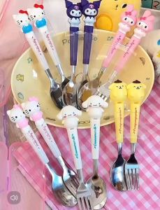 พร้อมส่ง ชุดช้อนส้อม Kuromi Sanrio ชุดช้อนส้อม ช้อนส้อมลายการ์ตูน สแตนเลส ช้อน  ส้อม พร้อมกล่องพกพาสะดวก สามชิ้น#052