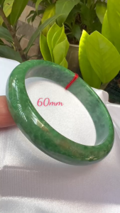 Vòng Cẩm Thạch Bản Hẹ Đẹp Ni 60mm Cao 13mm Dầy 7mm Xanh Đậm Bông Trắng Lý đẹp Nữ mệnh Thủy mệnh Mộc 56kg - 64kg đeo Anh Chị có thể dùng làm quà tặng người phụ nữ yêu quý có 1250k ạ