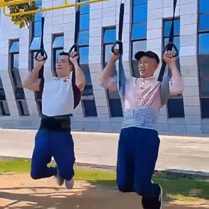 Đai kéo giãn lưng gắn xà ngang dùng cho người đau lưng thoát vị đĩa đệm