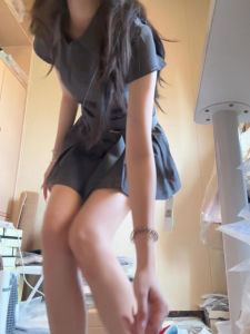 ชุดเดรสคอโปโลสีเทาสไตล์เกาหลีสำหรับผู้หญิง ชุดกระโปรงสั้นเอวสูง แขนสั้น ทรงเข้ารูป ชุดทำงานสไตล์เกาหลี