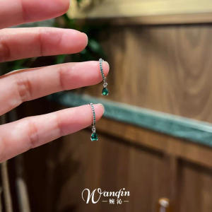 ต่างหูห้อยรูปหยดน้ำสีเขียวคริสตัลเซอร์โคเนียสำหรับผู้หญิง ดีไซน์เรียบง่าย หรูหรา หรูหรา ต่างหูห้อยสไตล์ไฮเอนด์ ดีไซน์เก๋ไก๋