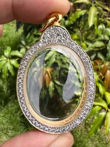 กรอบพระ ทรงไข่ใหญ่ งานทองอิตาลีล้อมเพชร ขนาด 3.6x2.8 ซม. (ใส่เหรียญหลวงปู่ศิลาและเกจิอื่นๆได้หลายรุ่น) สวยดีถูกทน✅