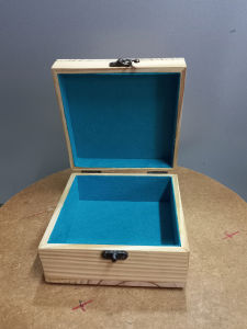 Hộp gỗ thông vuông đựng đồ linh tinh.