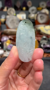 burma jadeite pheonix pendant 翡翠玉牌💯 凤凰🐦🔥吊坠 玉色油润光泽👍 ⬇️这块玉牌较薄、适合拿去包框边再佩戴 玉牌高: 4.8cm 宽: 2.2cm 厚度: 0.2cm 重: 5g 📍Johor Bahru 区可自行取货或邮寄服务