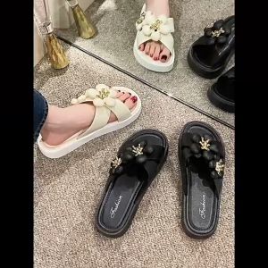 รองเท้าแฟชั่น ดอกไม้ใหญ่ มีทอง คุณหนูสุดๆ พร้อมส่ง T206