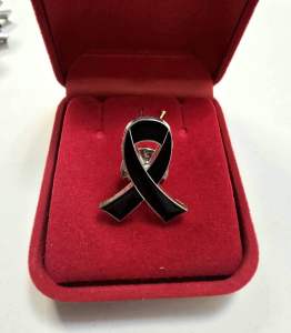 เข็มกลัดที่ระลึก ริบบิ้นไว้อาลัย สำหรับติดเสื้อ