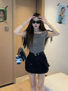 YUEZHONGWEI | เสื้อยืดแขนสั้นผู้หญิงสไตล์ฝรั่งเศส ทรงเข้ารูป ลายทาง ไหล่ไม่สมมาตร สายเดี่ยว ทรงเข้ารูป ฤดูร้อน 2025 ใหม่ เสื้อผ้าทำงานสไตล์เกาหลี