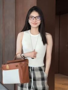 เสื้อกั๊กสายเดี่ยวสีขาวสไตล์อเมริกันสำหรับผู้หญิงในฤดูร้อน เสื้อคลุมกีฬากระชับสัดส่วน แขนกุด ทรงเข้ารูป ใส่ได้ทั้งในและกลางแจ้ง