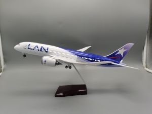 Mô Hình Máy Bay 47CM B787 Hãng Hàng Không Chile LAN Tỉ Lệ 1/130 Thu Nhỏ Có Đèn Và Bánh Xe - Đồ Chơi Giáo Dục Làm Quà Tặng