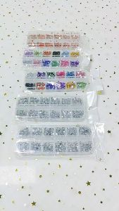 เพชรติดเล็บ มุกครึ่งซีก โลหะ กลิสเตอร์ คละแบบ สีเงิน คละสี (1ตลับ/12ช่อง)