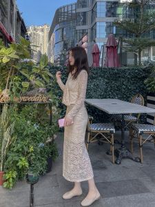 ชุดกระโปรงยาวปานกลางแขนยาวคอวีสไตล์ยานหย่อมหรูหราพร้อมกระโปรงสั้นเอวสูงและเสื้อยืดแขนยาวสำหรับผู้หญิง